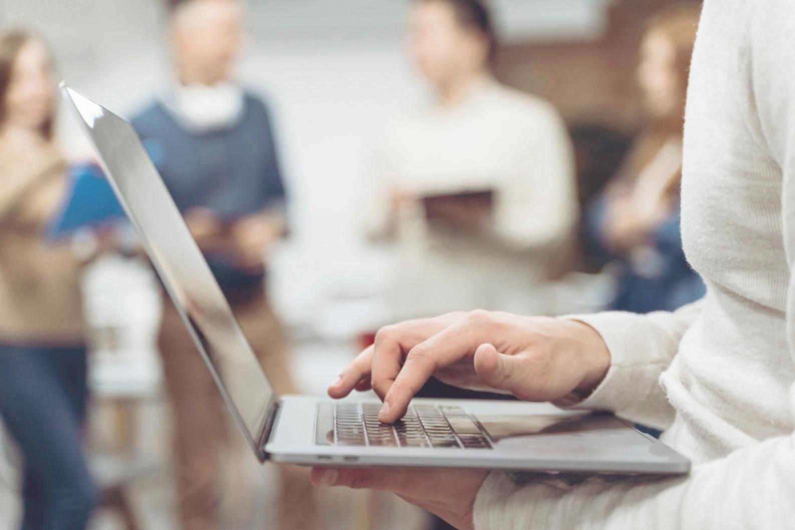 Sesión de formación empresarial con documentos y gráficos financieros