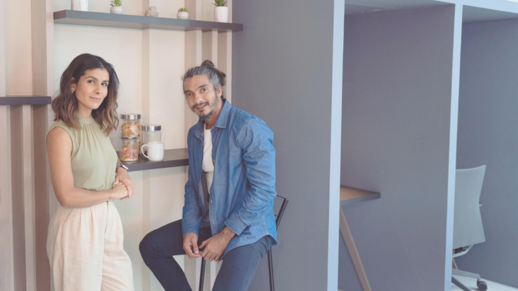 Equipo de consultores financieros trabajando en estrategias de flujo de efectivo