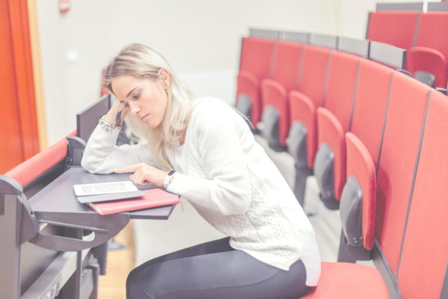 Profesionales analizando datos financieros en oficina moderna